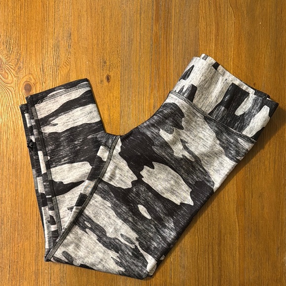 Terez Pants - Terez Camouflage Crop Leggings Sz Small Black & Gray